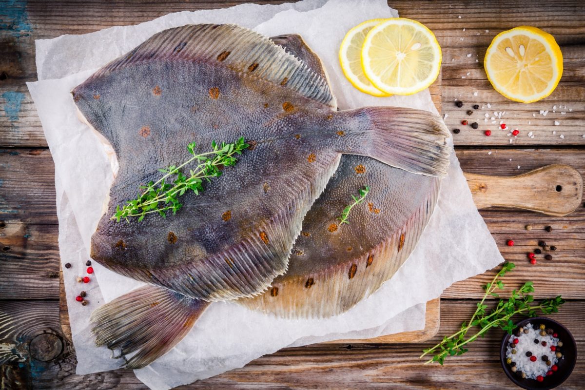 Raw flounder fish, flatfish on wooden table - Supermarkt Inside