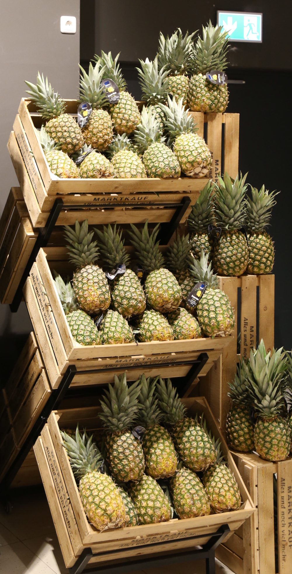 MK_Nahne Frische Ananas - Supermarkt Inside