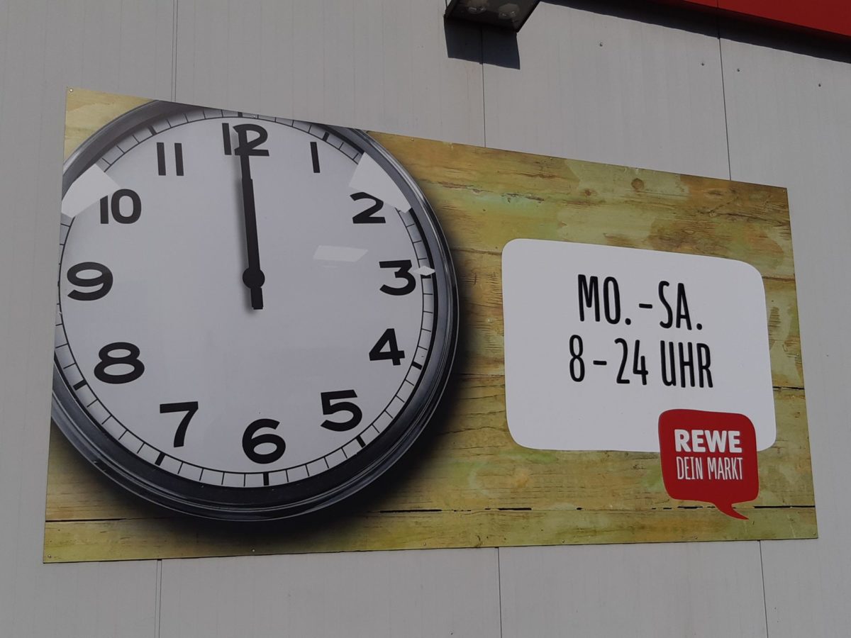 REWE Öffnungszeiten auch in der Provinz bis 24 Uhr Supermarkt Inside