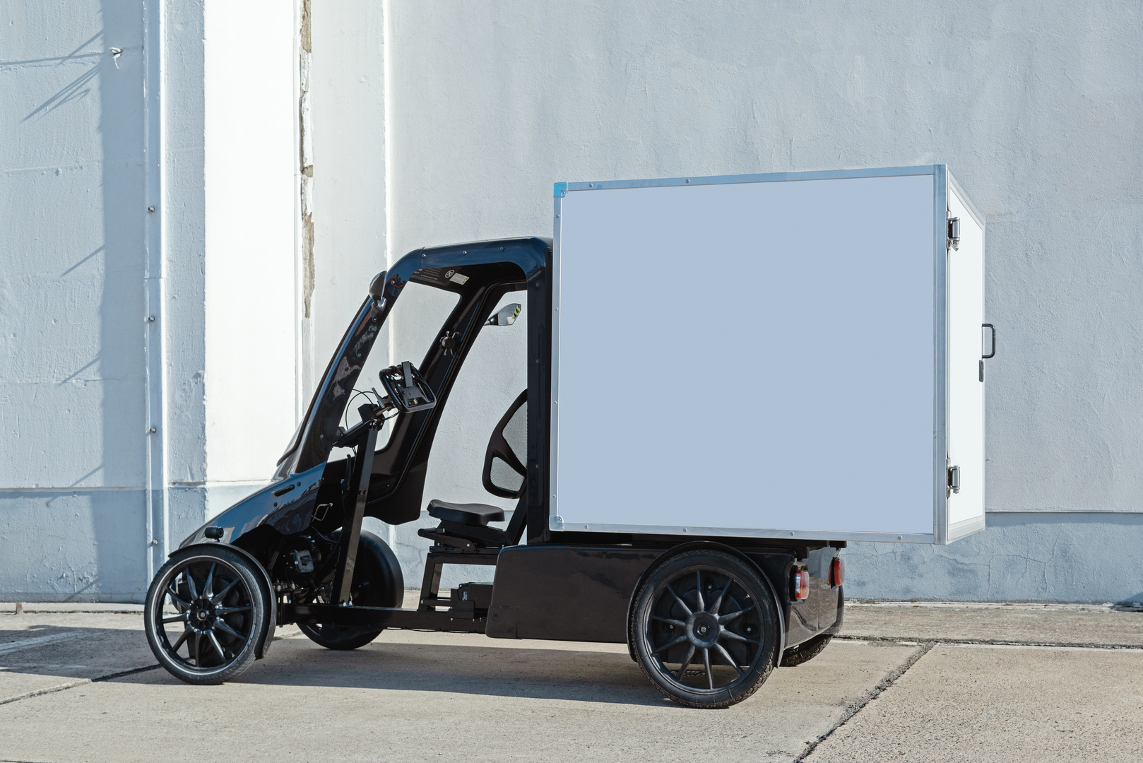 A modern electric delivery 4 wheel Quadracycle bike with a blank Supermarkt Inside