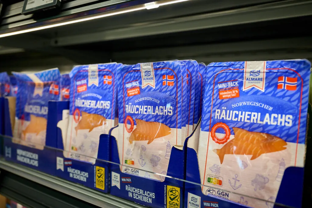 Discounter knallen pünktlich zum Fest die Lachs-Preise runter…